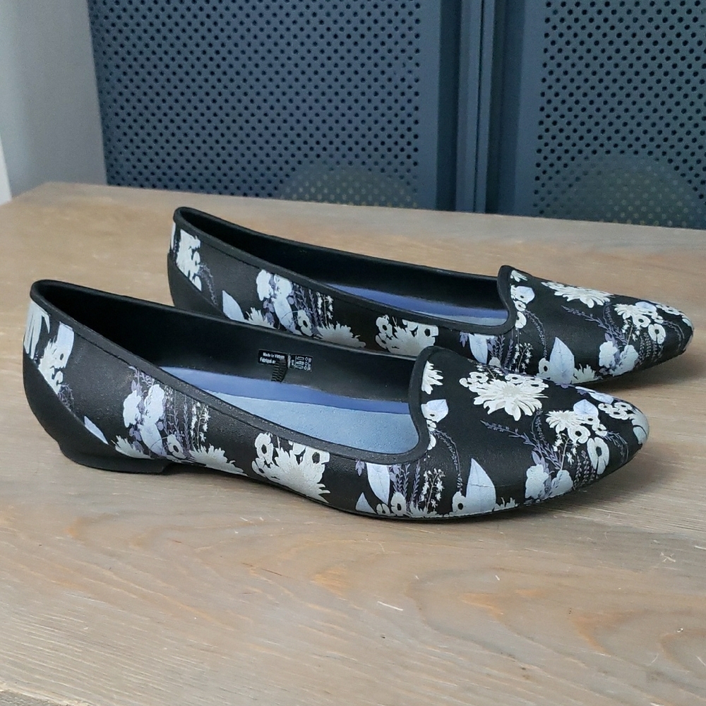 CROCS Blue and White Floral Waterproof Flats Sz 10